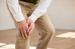 膝が痛くて歩くのがつらい……「変形性膝関節症」とは
